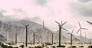 Illustration de Éoliennes et nucléaire : pourquoi la France a besoin des deux wind-turbines-nuclear-power