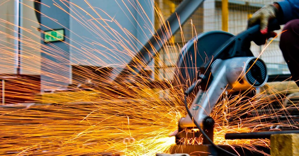 Illustration de APLD-R 2025 : La métallurgie ouvre la voie pour l'emploi worker-metal-factory