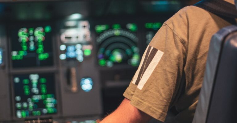 Illustration de Airbus A320 : mise à jour logicielle urgente contre les radiations solaires Airbus-A320-cockpit