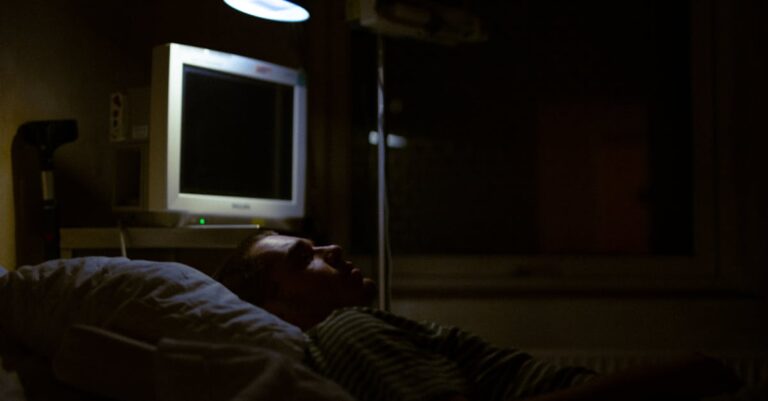 Illustration de Budget 2026 : Le système de santé français en question French-hospital-waiting-room