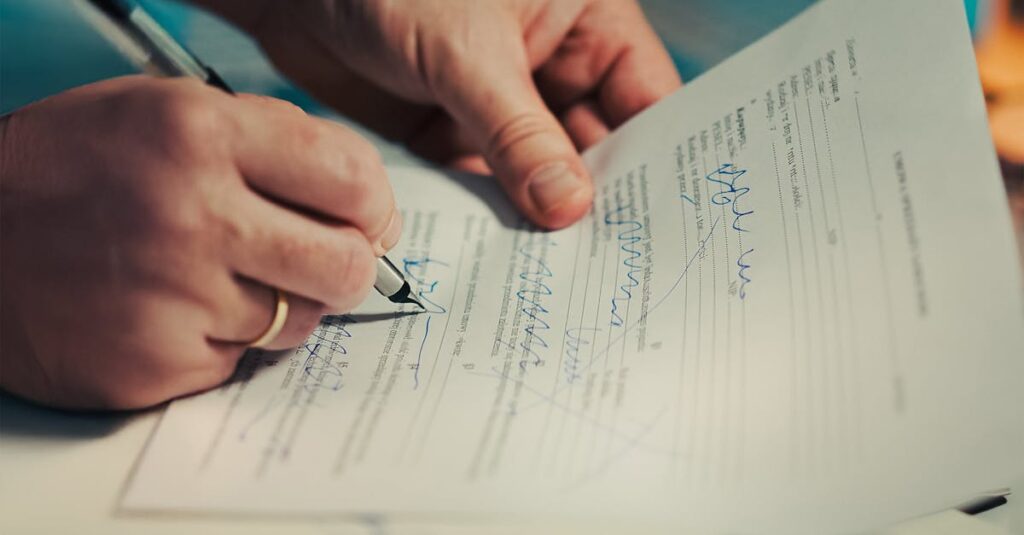 Illustration de Taxe foncière : la hausse suspendue jusqu'à l'été 2026 French-tax-document