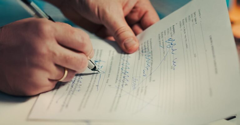 Illustration de Taxe foncière : la hausse suspendue jusqu'à l'été 2026 French-tax-document