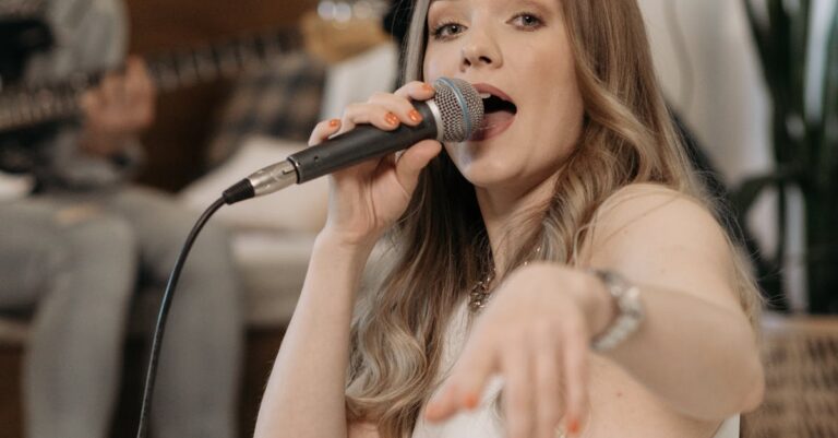 Jean-Guidoni-singer-stage