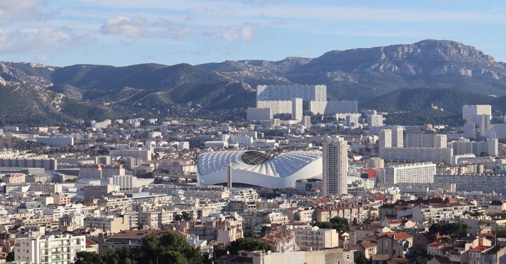 Illustration de L'OM défend la gestion des supporters face aux accusations de Newcastle Marseille-Velodrome-crowd
