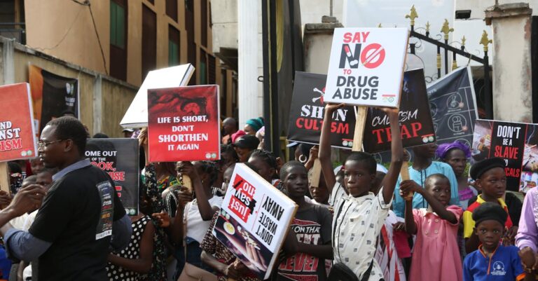 Illustration de Marseille : mobilisation massive contre le narcotrafic après le meurtre de Mehdi Kessaci Marseille-anti-drug-trafficking-protest