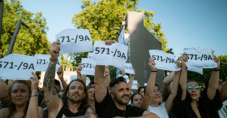 Illustration de Amine Kessaci : Après la mort de Mehdi, son appel à l'État face au narcotrafic Marseille-protest-narcotrafic