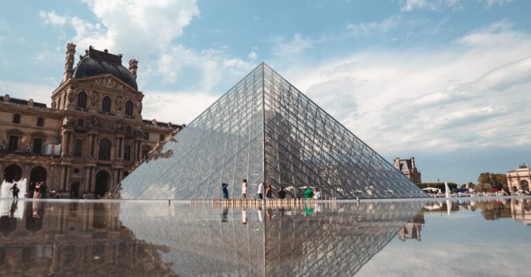 Illustration de Immobilier Paris: prix en hausse et forte disparité des quartiers Paris-real-estate-buildings