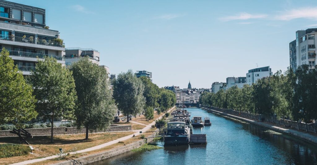 Illustration de Immobilier à Rennes : marché grippé au-delà de 400 000 euros Rennes-city-skyline