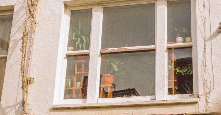 Illustration de La SSR supprime 900 postes face aux défis financiers Swiss-TV-radio-building