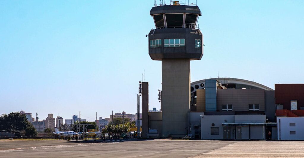 Illustration de USA : Des milliers de vols annulés à cause du shutdown airport-control-tower-usa