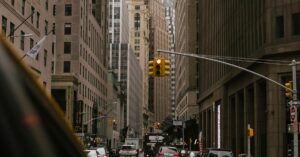 Illustration de Redynamiser les centres-villes face à Temu et Shein city-center-commerce