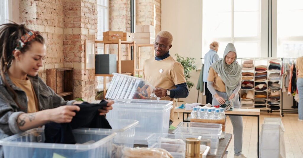 Illustration de Vêtements usagés : la destination secrète vers les Émirats clothing-sorting-UAE-warehouse