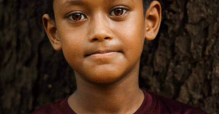 Illustration de Mère en crise : son fils de 9 ans livré à lui-même à Toulon distraught-child-alone