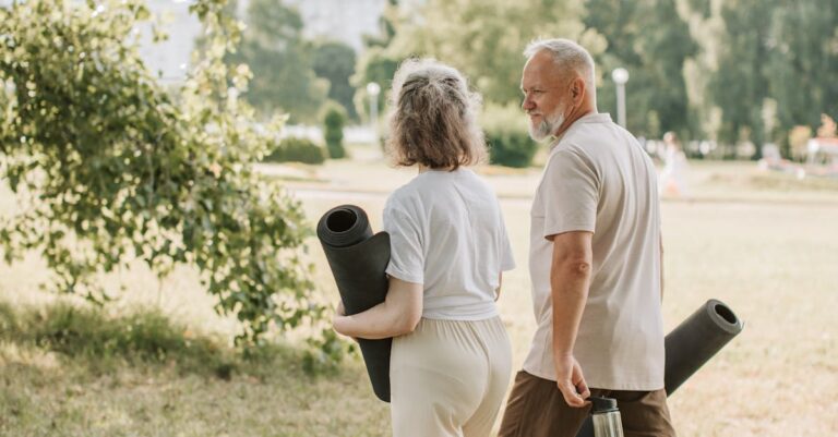 Illustration de Alzheimer : la marche, une activité clé pour ralentir le déclin cognitif elderly-couple-walking-park