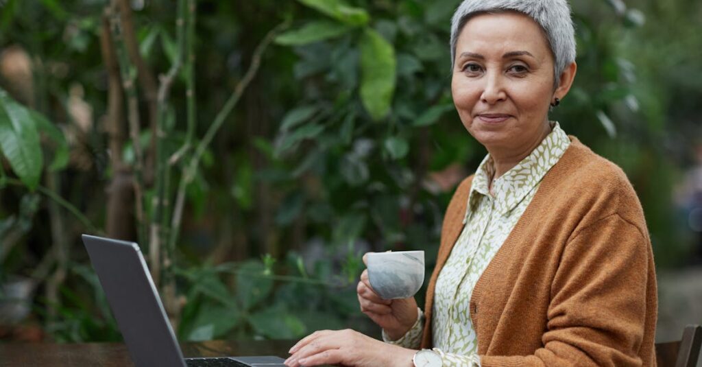 Illustration de Retraites : le PLFSS 2026 durcit le cumul emploi-retraite elderly-working-computer