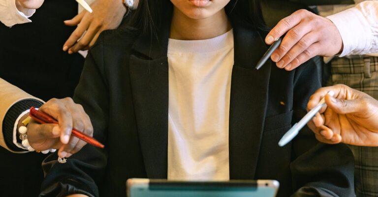 Illustration de AGS : l'amortisseur social face aux défaillances record employee-support