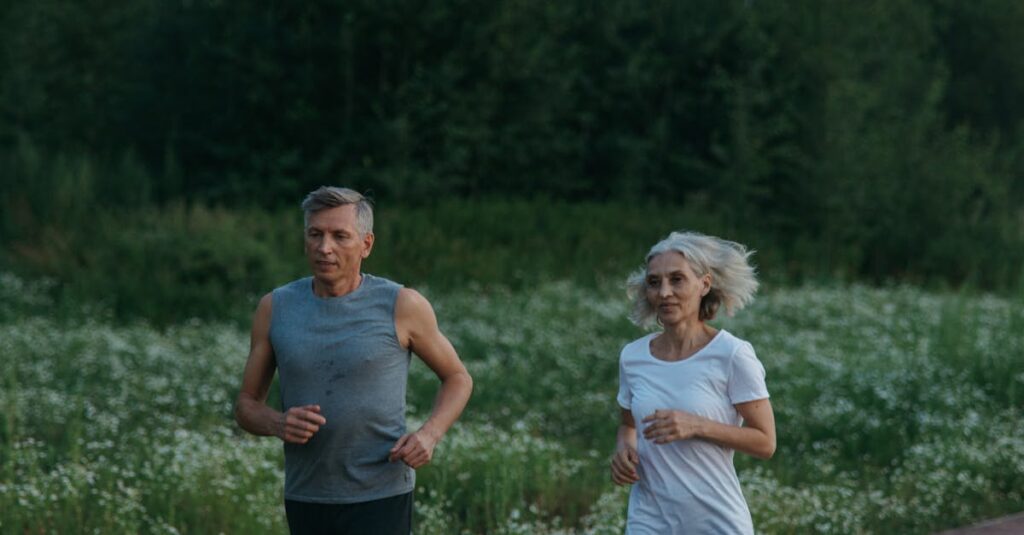 Illustration de Activité physique : Clé d'une longévité accrue et d'une meilleure santé exercising-seniors-outdoors