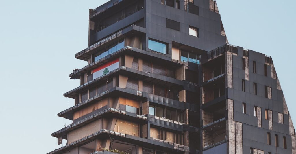 Illustration de Frappe israélienne à Beyrouth : un chef du Hezbollah tué explosion-beirut-building