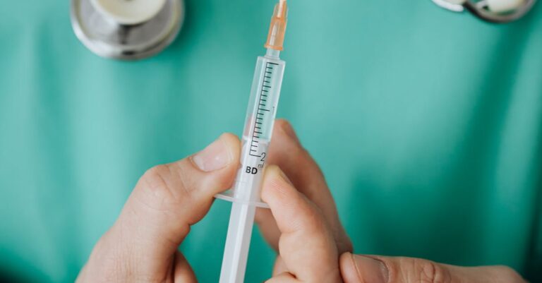 Illustration de Grippe : la vaccination non obligatoire en Ehpad et pour les soignants flu-vaccine-healthcare