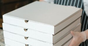 Illustration de Frichti condamnée pour travail dissimulé : une première historique food-delivery-worker