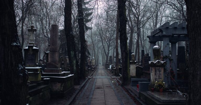 Illustration de Justice : un marbrier condamné après un démontage abusif de monument funéraire funeral-monument-damage