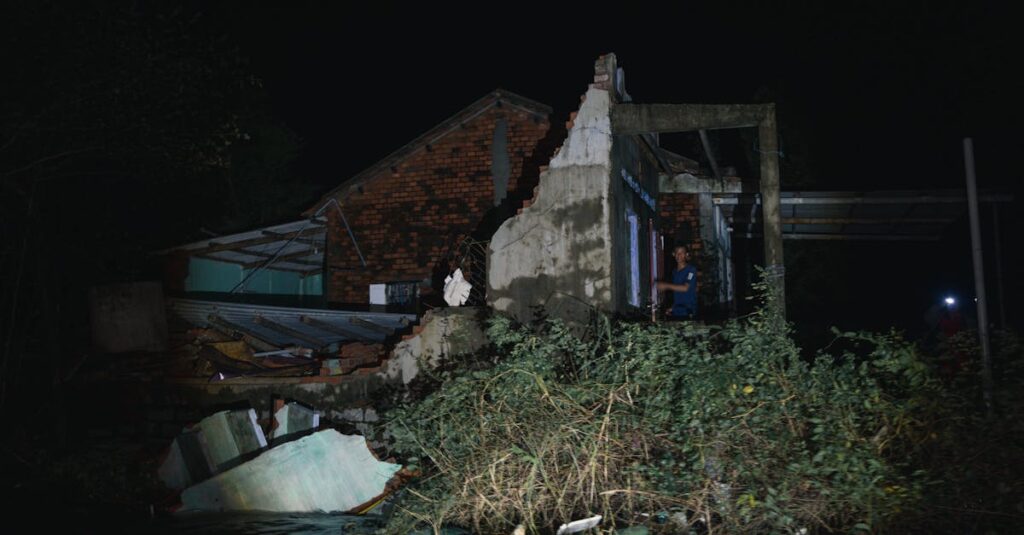 Illustration de Gaza : Plus de 70 100 morts, le cessez-le-feu menacé gaza-destruction-aftermath-3