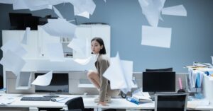 Illustration de Titres de séjour : la précarité fabriquée par l'État français immigrant-worker-documents