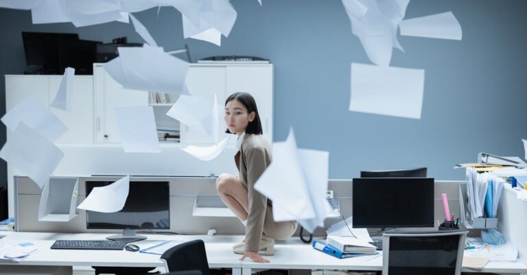 Illustration de Titres de séjour : la précarité fabriquée par l'État français immigrant-worker-documents