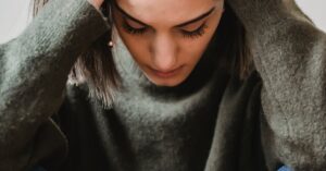 Illustration de Revenus incertains : un poids sur la santé et l'emploi income-uncertainty-stress