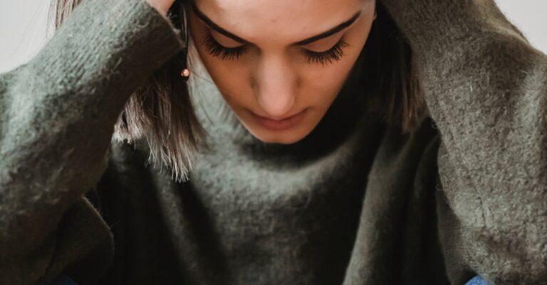 Illustration de Revenus incertains : un poids sur la santé et l'emploi income-uncertainty-stress