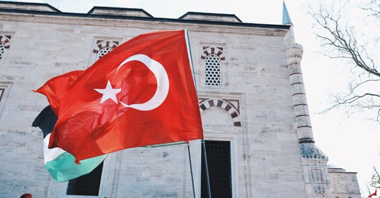 Illustration de Conflit Israël-Palestine : Débat Inflammable en France israel-palestine-flags