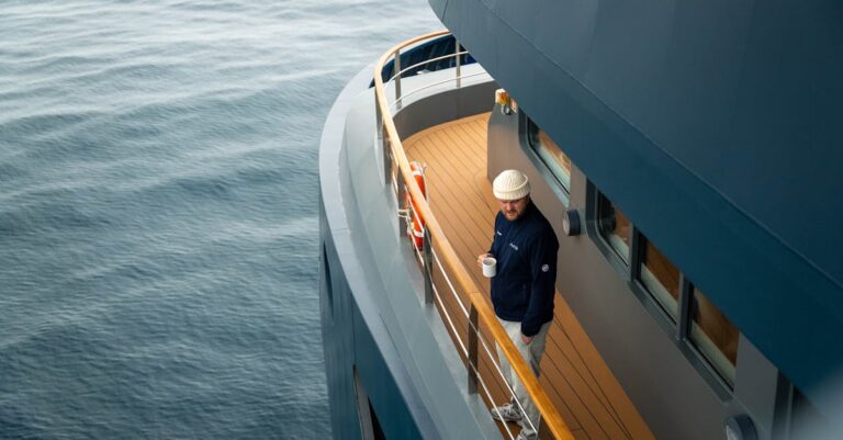 Illustration de Impôt Fortune Improductive 2026 : yachts, cryptos et assurance-vie visés luxury-yacht-and-cryptos