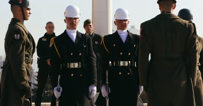 Illustration de Service national : Macron lance un service militaire volontaire macron-military-service