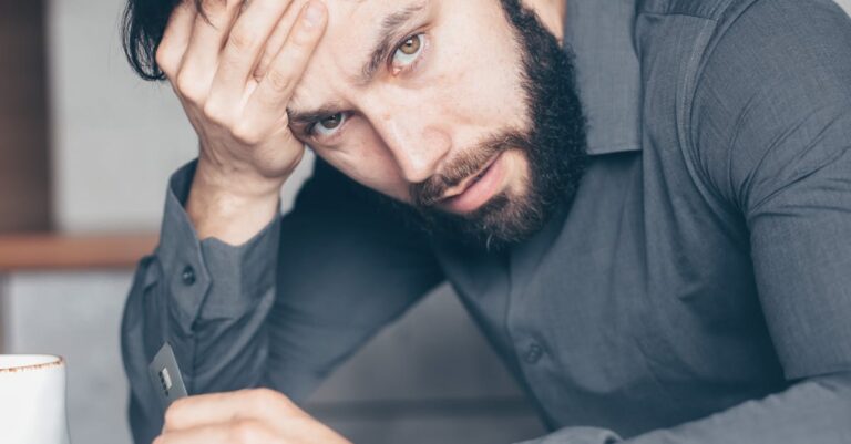 Illustration de Arnaques financières : les jeunes hommes, cibles privilégiées man-looking-smartphone-confused