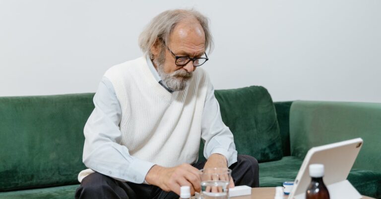 Illustration de Dépakine: Risque accru pour l'enfant si le père est traité man-taking-pills