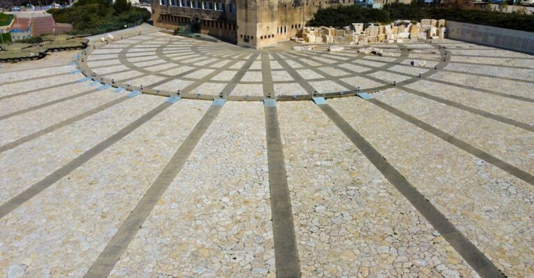 Illustration de Un drone survole des chars Leclerc à Mulhouse : enquête ouverte military-tank-drone