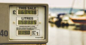 Illustration de Pétrole: légère baisse malgré la géopolitique tendue oil-barrels-port