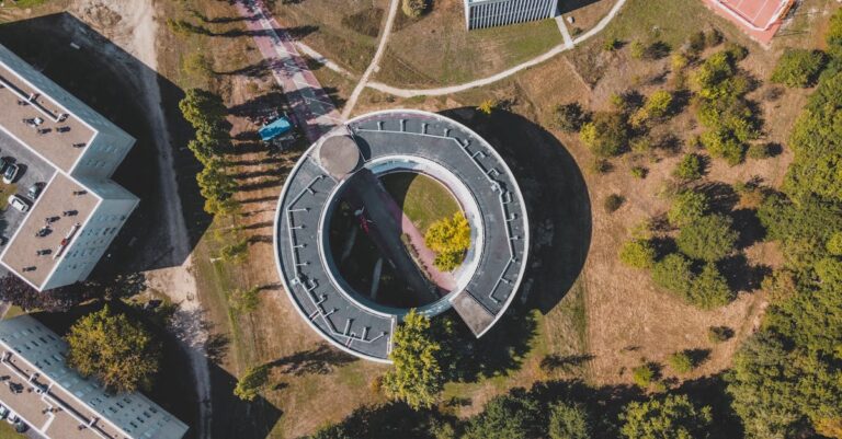Illustration de Enquête ouverte après des dégradations au Collège de France paris-college-france-building