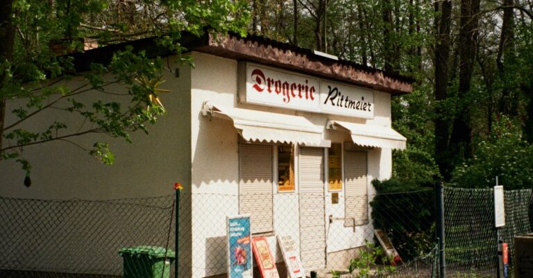 Illustration de Déserts pharmaceutiques : une menace pour la santé rurale pharmacy-rural-area