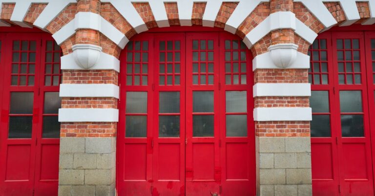 Illustration de Accès services publics : bien plus que la fracture rurale-urbaine public-service-building