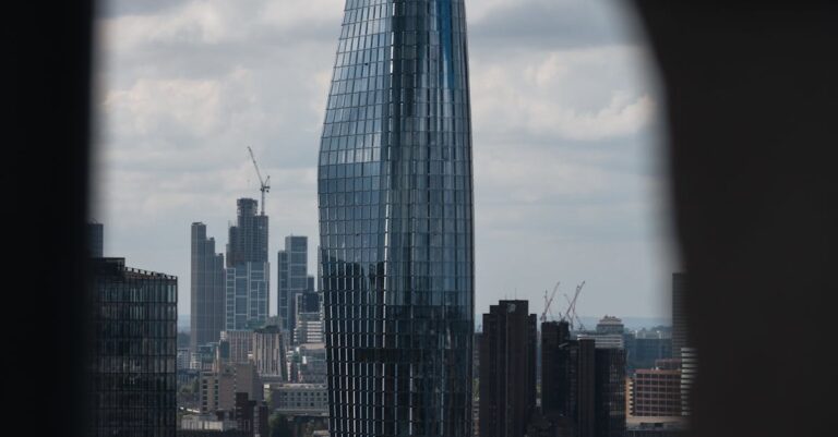 Illustration de OpenAI : Sam Altman clarifie sa position sur le financement public sam-altman-openai-data-center