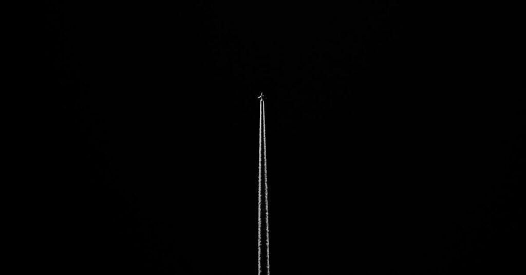 Illustration de Orages Solaires : Menace Invisible pour l'Aviation et l'Électronique solar-flare-airplane