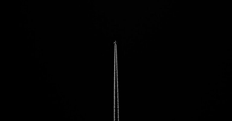 Illustration de Orages Solaires : Menace Invisible pour l'Aviation et l'Électronique solar-flare-airplane