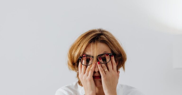 Illustration de Détresse psychologique au travail : près de la moitié des salariés français touchés stressed-employee-office-1