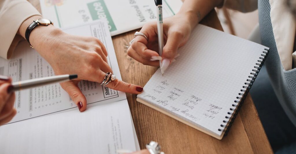 Illustration de Salaires impayés à Créteil : des enseignants contraints au prêt MGEN teacher-with-paperwork