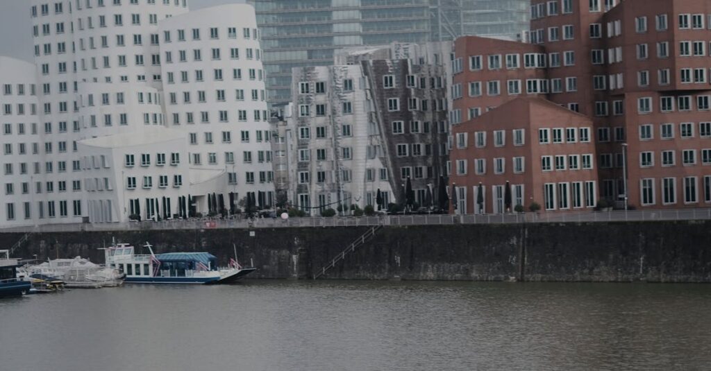 Illustration de Frank Gehry, l'architecte iconoclaste qui a redéfini les formes Frank-Gehry-buildings