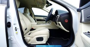 Illustration de Une Jaguar plonge dans la piscine de La Ciotat: erreur de pédales Jaguar-XF-car-pool