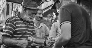 Illustration de Bardella et Farage : Une «alliance patriotique» contre l'immigration Jordan-Bardella-Nigel-Farage-handshake