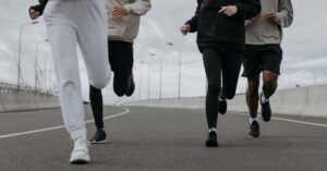 Illustration de Iran : Arrestations après un marathon de femmes non voilées Kish-marathon-women-running