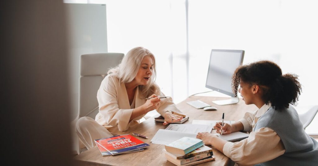 Illustration de RN : L'Année Décisive entre Le Pen, Bardella et les Enjeux Légaux Marine-Le-Pen-speaking